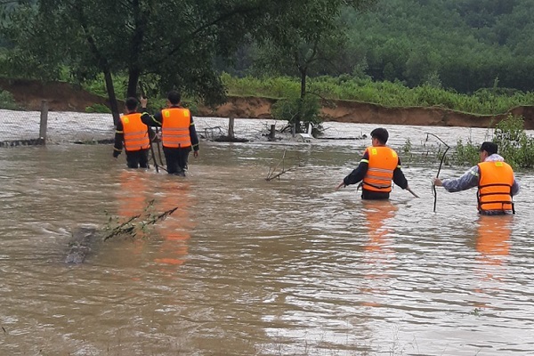 Cùng em rể ra đập đánh cá, người đàn ông bị nước cuốn mất tích