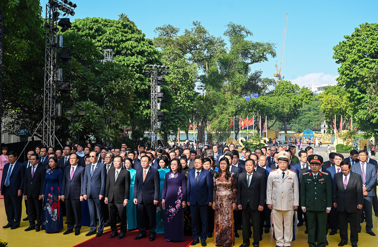 Lãnh đạo Hà Nội dâng hương tại nhiều di tích ở Thủ đô