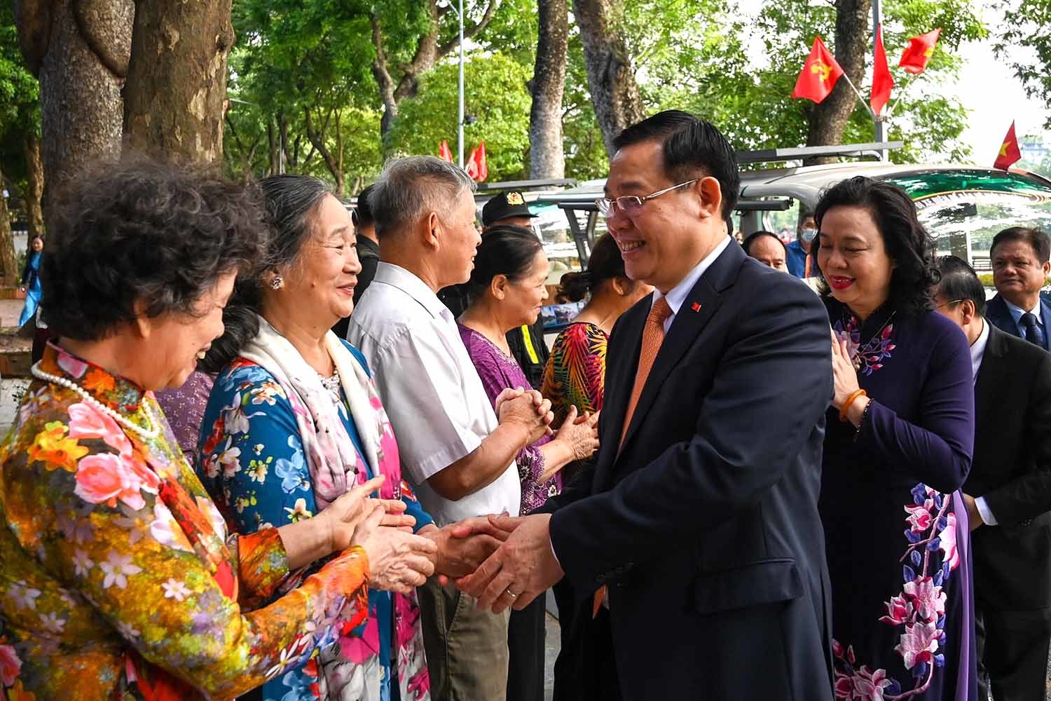 Lãnh đạo Hà Nội dâng hương tại nhiều di tích ở Thủ đô