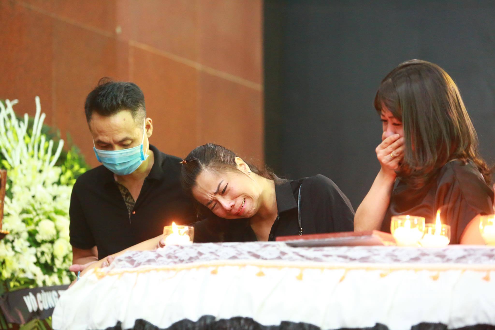 Những khoảnh khắc xúc động trong đám tang ca sĩ Tuấn Phương
