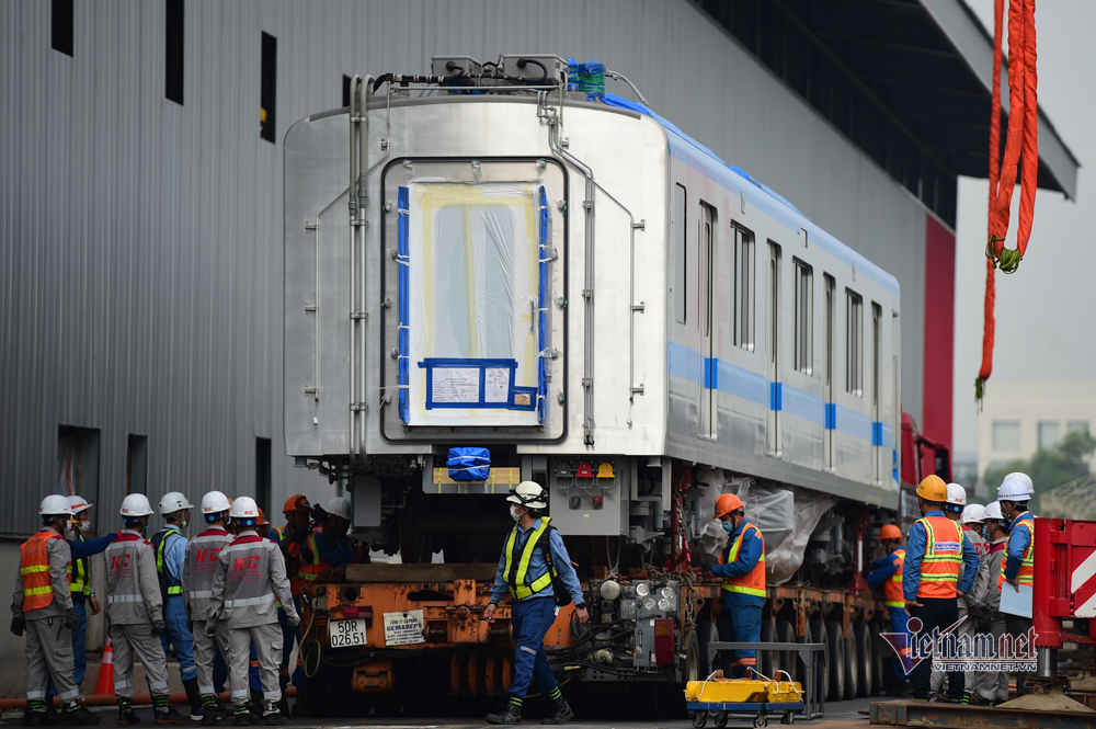 Lắp đặt toa tàu metro số 1 vào đường ray tạm để chạy thử