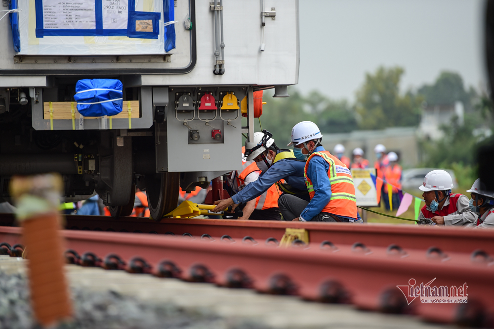 Lắp đặt toa tàu metro số 1 vào đường ray tạm để chạy thử