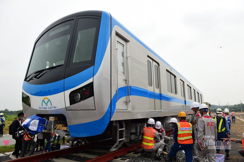 Lắp đặt toa tàu metro số 1 vào đường ray tạm để chạy thử