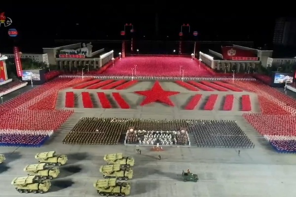 Triều Tiên phô diễn hàng loạt vũ khí hoành tráng trong lễ duyệt binh