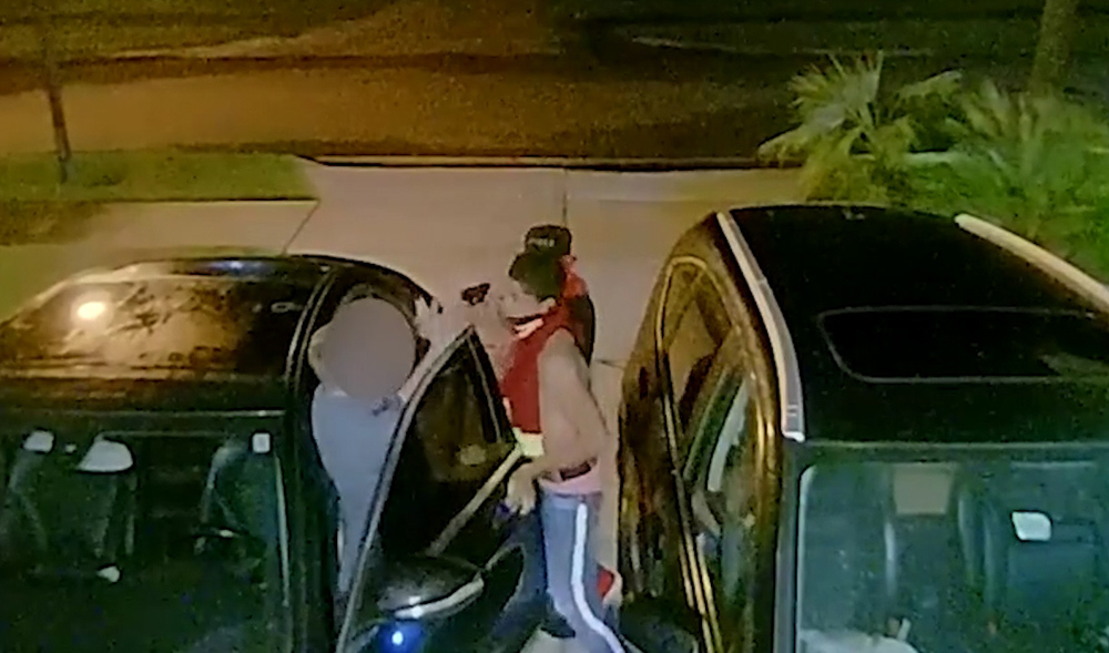 Gí súng vào đầu cướp xe Mercedes trong đêm