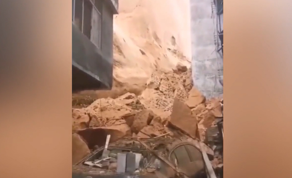 Lở núi kinh hoàng chôn vùi cả dãy nhà cao tầng