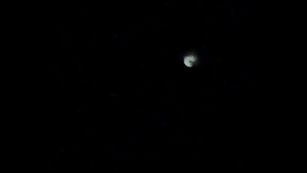 UFO bất ngờ xuất hiện trên trời đêm
