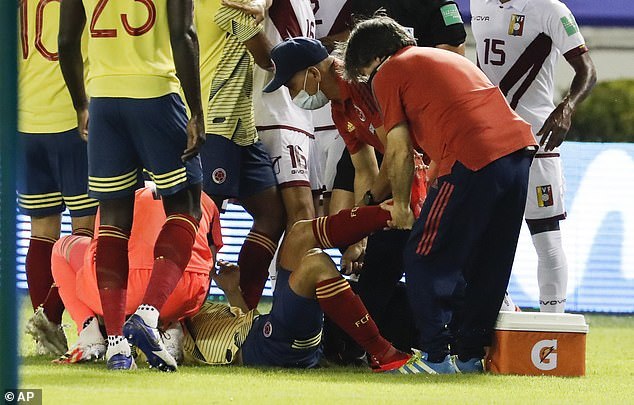 Tuyển thủ Colombia dính chấn thương kinh hoàng vì vào bóng lỗi