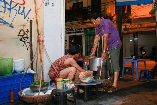 Quán phở kỳ lạ ở Hà Nội: Chỉ mở lúc 3 giờ sáng, khách xếp hàng như bao cấp