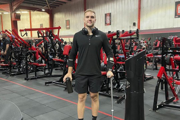 Từng ngồi xe lăn, chàng trai Anh hồi phục, trở thành PT