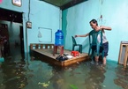 Người dân ở Quảng Nam khổ sở nhìn nước sắp nhấn chìm giường ngủ