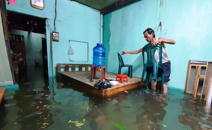 Người dân ở Quảng Nam khổ sở nhìn nước sắp nhấn chìm giường ngủ