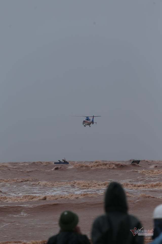 Hình ảnh trực thăng, đặc công nước cứu 8 thuyền viên mắc kẹt ở tàu chìm
