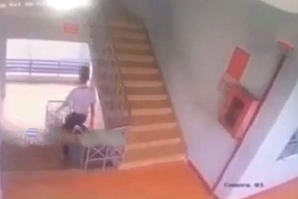 Nam sinh lớp 9 tử vong vì trượt lan can cầu thang ở trường học