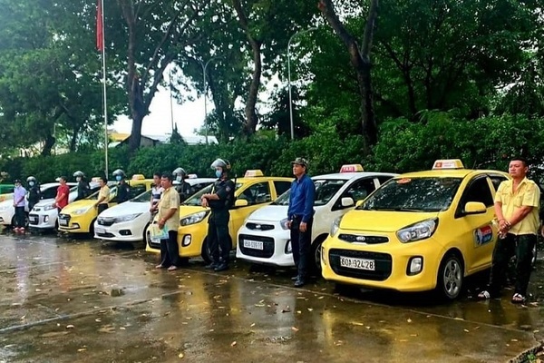 Tranh khách trước cổng bệnh viện, tài xế taxi ở Đồng Nai lao vào hỗn chiến