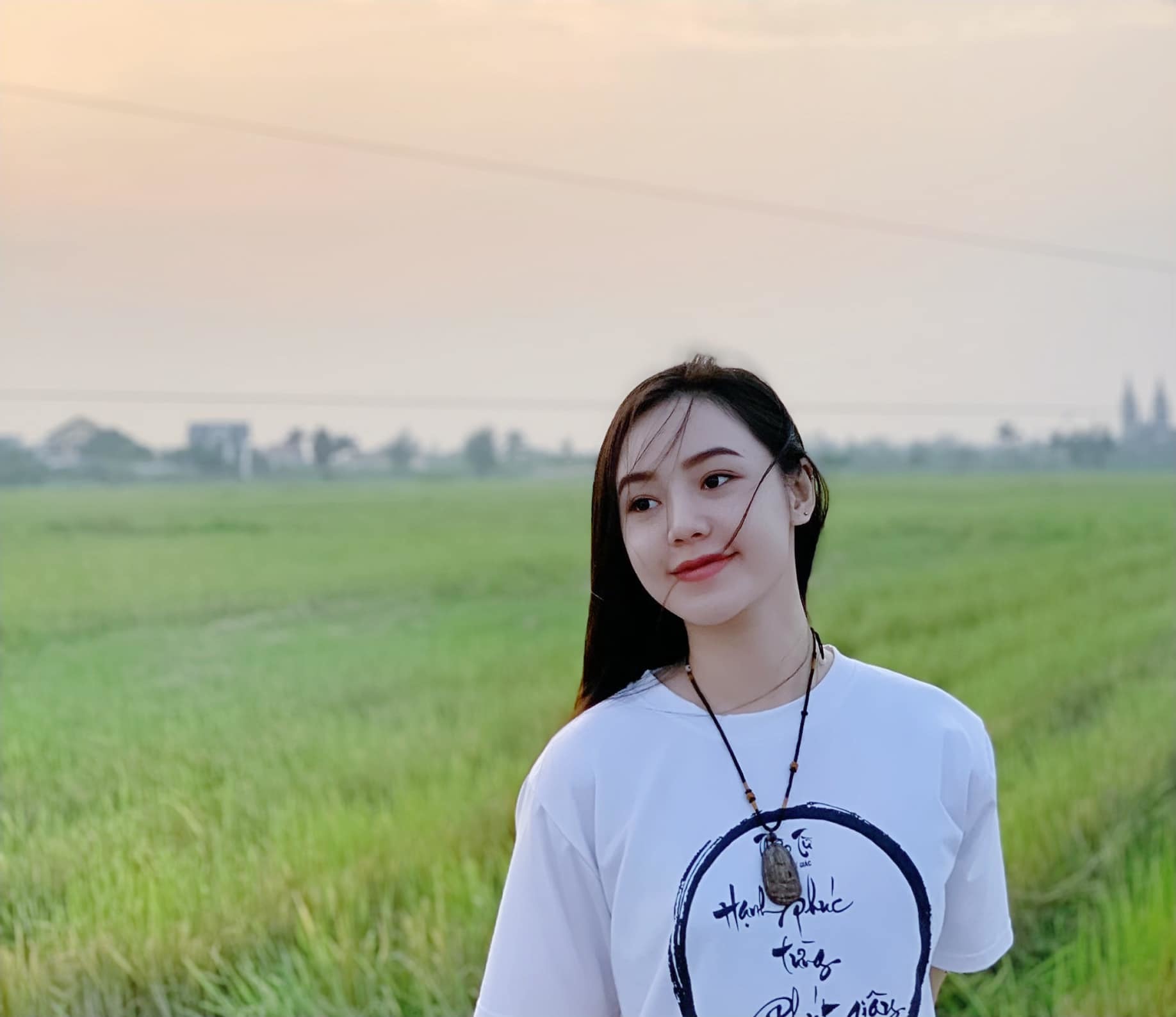 Sao Việt 1210 Quỳnh Kool đẹp dịu dàng giữa cánh đồng lúa