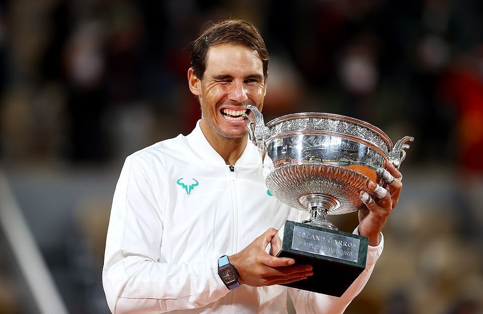 Hạ Djokovic, Nadal cân bằng 20 Grand Slam của Federer