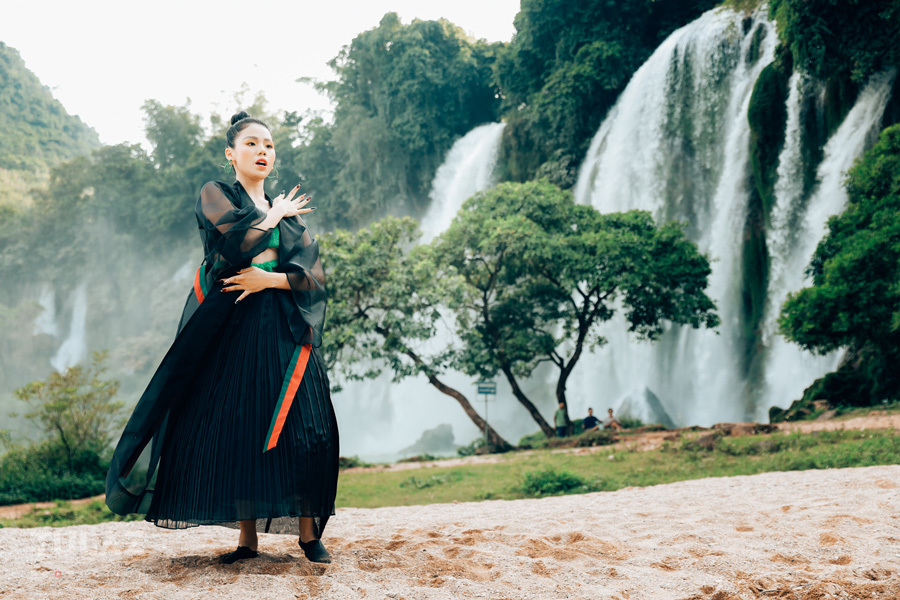 Hiện tượng cover Hương Ly tung MV tiền tỷ