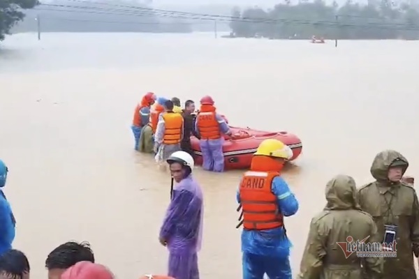 Tìm thấy thi thể thai phụ bị lũ cuốn khi đang trên đường đến bệnh viện sinh