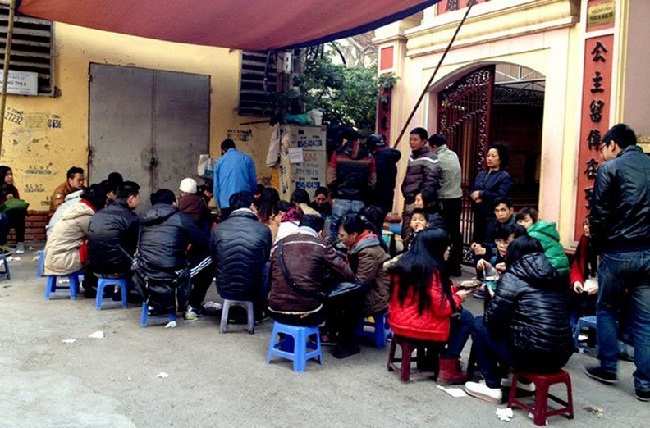 Hà Nội: Những quán bán đồ ăn gia truyền, khách muốn mua phải xếp hàng