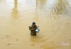 Thầy hiệu trưởng lội nước mang cơm cho sinh viên bị cô lập vì mưa lũ