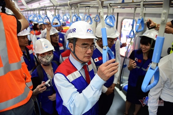 Bí thư Nguyễn Thiện Nhân tham quan đoàn tàu đầu tiên của metro số 1