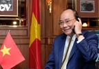 PM Phuc invites Japanese counterpart to visit Vietnam soon