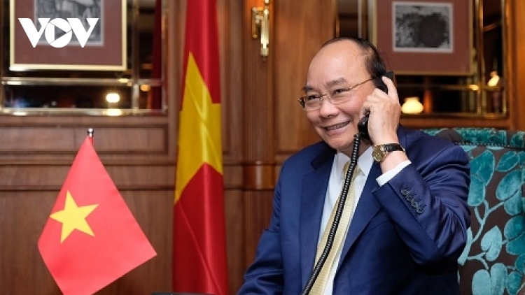 PM Phuc invites Japanese counterpart to visit Vietnam soon