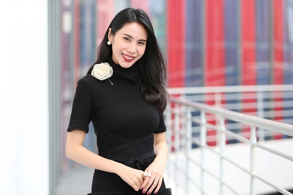 Thủy Tiên kêu gọi được 2 tỷ trong 2 giờ cứu trợ người miền Trung