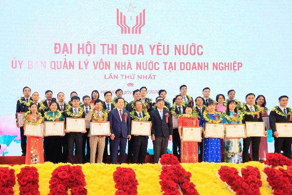TKV nhận Cờ thi đua đơn vị xuất sắc năm 2019