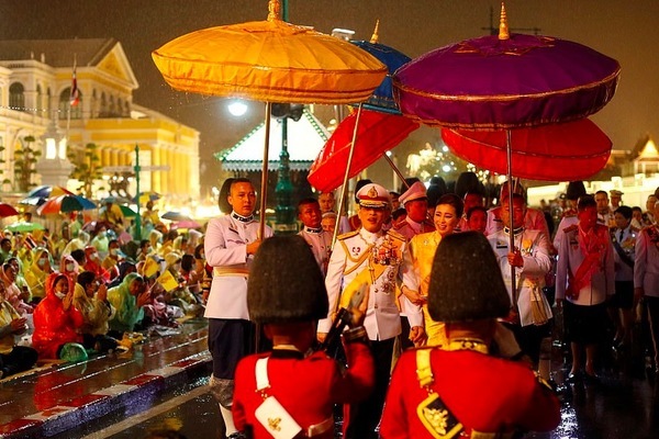 Người Thái Lan dầm mưa tưởng nhớ nhà vua quá cố