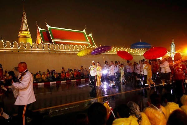 Người Thái Lan dầm mưa tưởng nhớ nhà vua quá cố