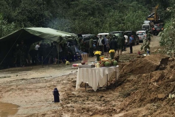 Cảnh tan hoang ở ngọn núi cao 100m sạt lở, vùi lấp 13 cán bộ cứu hộ