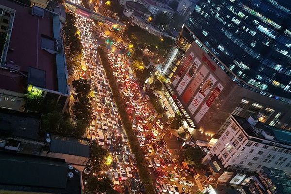 Đi lại khó khăn do mưa bão, nhiều tuyến đường Hà Nội thành