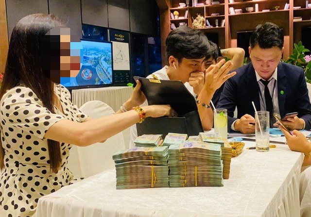 Đại gia tiền mặt vác bao tải, xếp như chồng gạch đi mua nhà Hà Nội