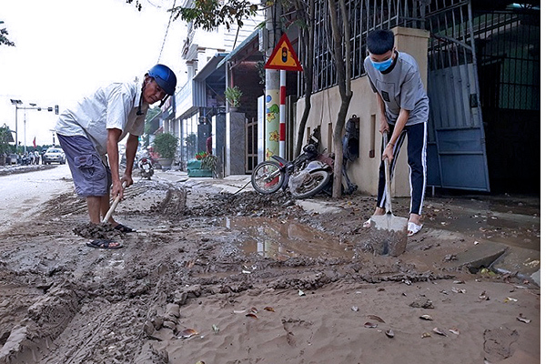 Bùn chất đầy nhà sau lũ, người dân Quảng Trị hối hả dọn dẹp