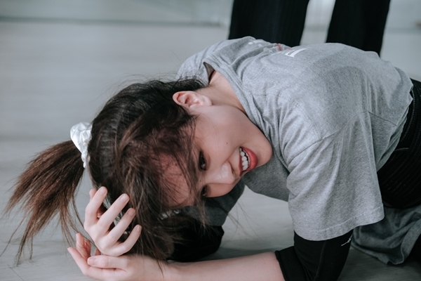Thiều Bảo Trâm cố gắng cười dù bị thương tích đầy mình