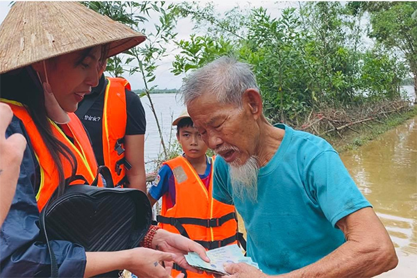 Thủy Tiên công khai chi 2,7 tỷ cho 7 ngày từ thiện, trả lại 300 triệu tiền ủng hộ nhầm