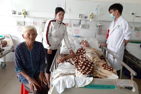 Mẹ già 80 tuổi còng lưng nhặt ve chai mong cứu con gái xuất huyết não