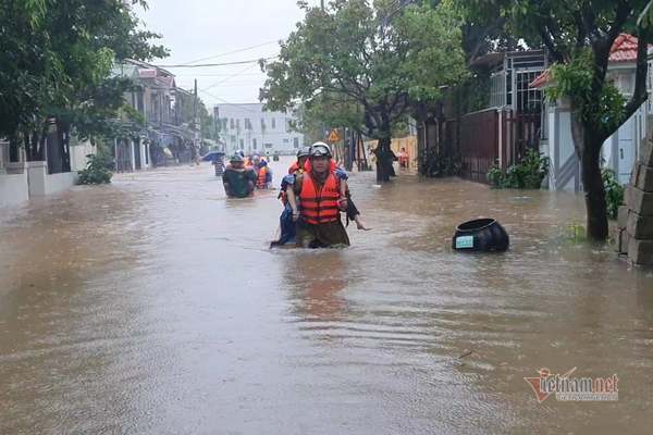 Cảnh sát giải cứu 42 giáo viên, học sinh kẹt ở trường học do mưa lớn