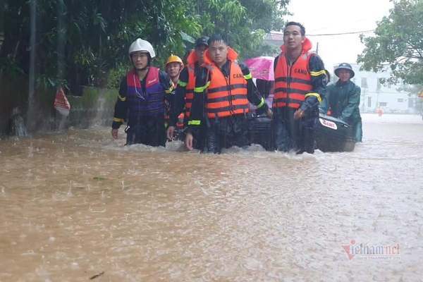 Cảnh sát giải cứu 42 giáo viên, học sinh kẹt ở trường học do mưa lớn