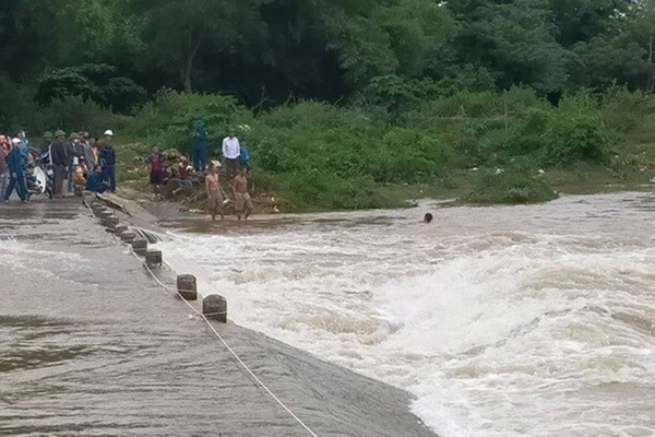 Người đàn ông bị lũ cuốn mất tích khi qua đập tràn ở Nghệ An