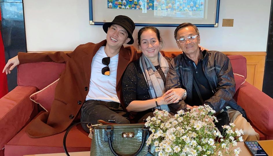 Quốc Trường đưa ba mẹ ra Hà Nội du lịch