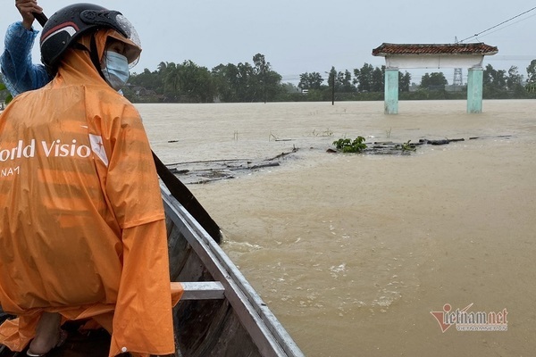 Mưa lũ chưa dứt, miền Trung có thể lại hứng bão cuối tuần tới