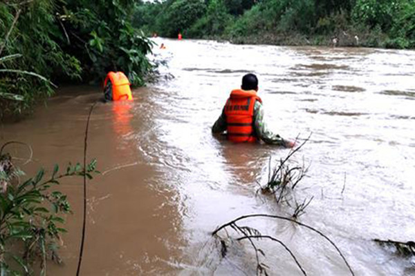 Thuyền lật úp trên sông Giăng, cứu sống 2 người, 1 mất tích
