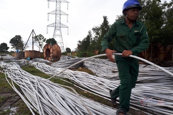 'Cấp cứu' điện cho miền Nam: Ách tắc, chậm tiến độ