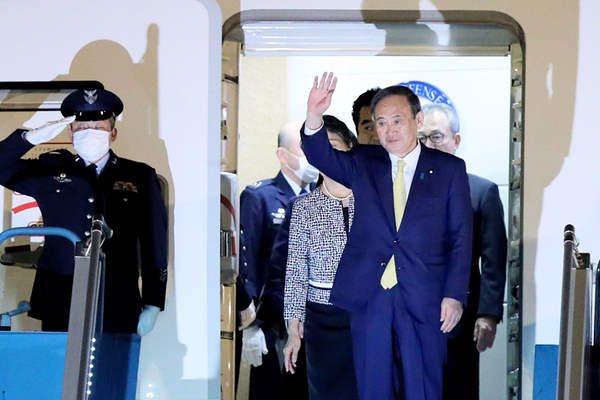 Thủ tướng Nhật Bản đến Hà Nội, bắt đầu chuyến thăm chính thức Việt Nam