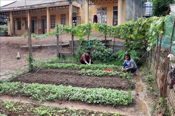 Female teachers overcome mountains for children