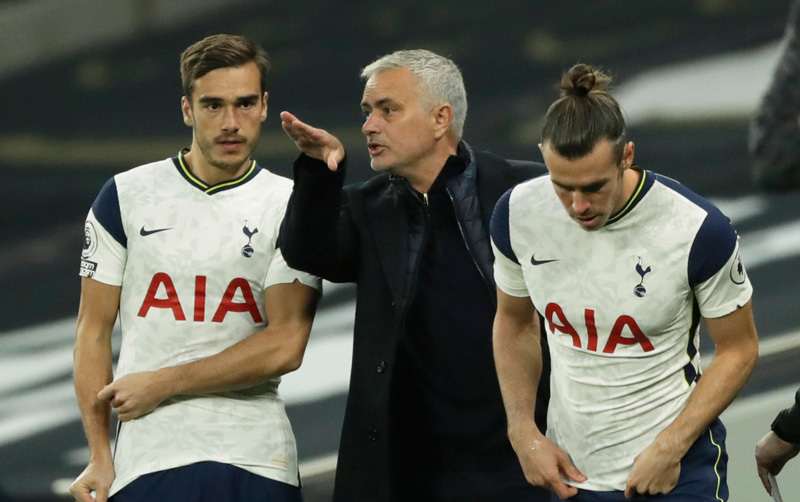 Mourinho tức điên khi Tottenham đánh rơi chiến thắng