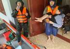 Công an vượt lũ đưa sản phụ đang chuyển dạ tới bệnh viện sinh con